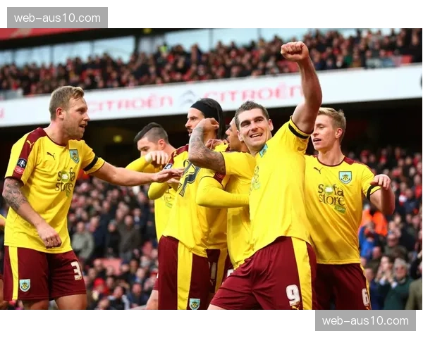 伯恩利埃斯特夫2个乌龙球防守失误，后防线个人能力与默契欠缺